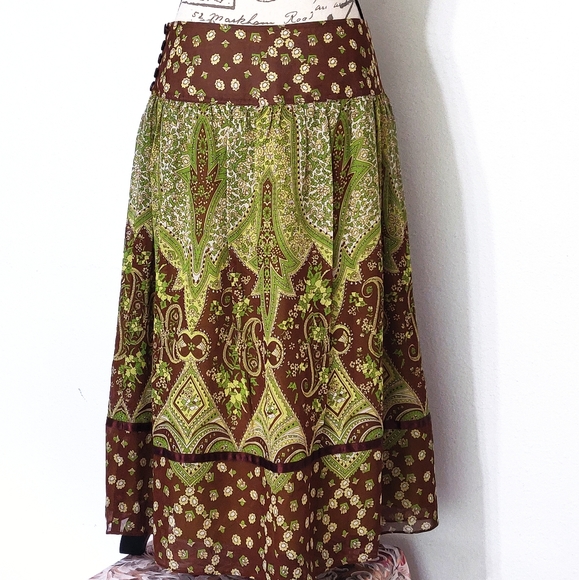 Banana Republic Dresses & Skirts - Banana Republic silk skirt. Size 6-8.